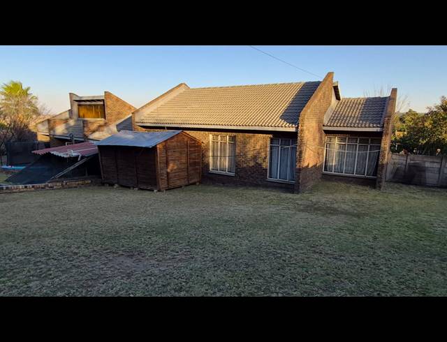 3 BEDROOM HOUSE TO LET IN MODEL PARK